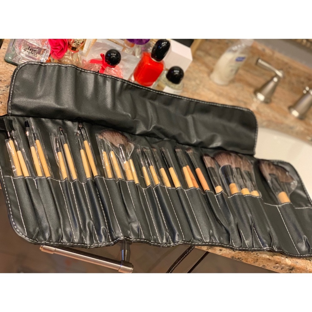 NWOT Professional set of makeup brushes